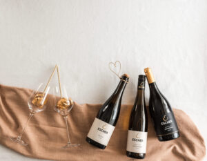 Foto von Flaschen Secco, Wein und 2 Gläsern zum Muttertag mit Herz-Kordel für das naturnahe Weingut Escher Schwaikheim bei Stuttgart im Rems-Murr-Kreis, Foto ist von Sarah Escher Fotografie https://sarah-escher-fotografie.de/