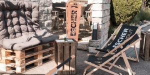 Foto im mediterranen Weinhof mit Palettensofa und Liegestühle an Feuerstelle für das naturnahen Weingut Escher Schwaikheim bei Stuttgart im Rems-Murr-Kreis, Foto ist von Sarah Escher Fotografie https://sarah-escher-fotografie.de/