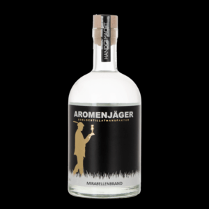 Foto einer Flasche MIRABELLENBRAND AROMENJÄGER des Weingut Escher Schwaikheim bei Stuttgart im Rems-Murr-Kreis vor schwarzem Hintergrund