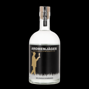 Foto einer Flasche WILDKIRSCHENBRAND AROMENJÄGER des Weingut Escher Schwaikheim bei Stuttgart im Rems-Murr-Kreis vor schwarzem Hintergrund