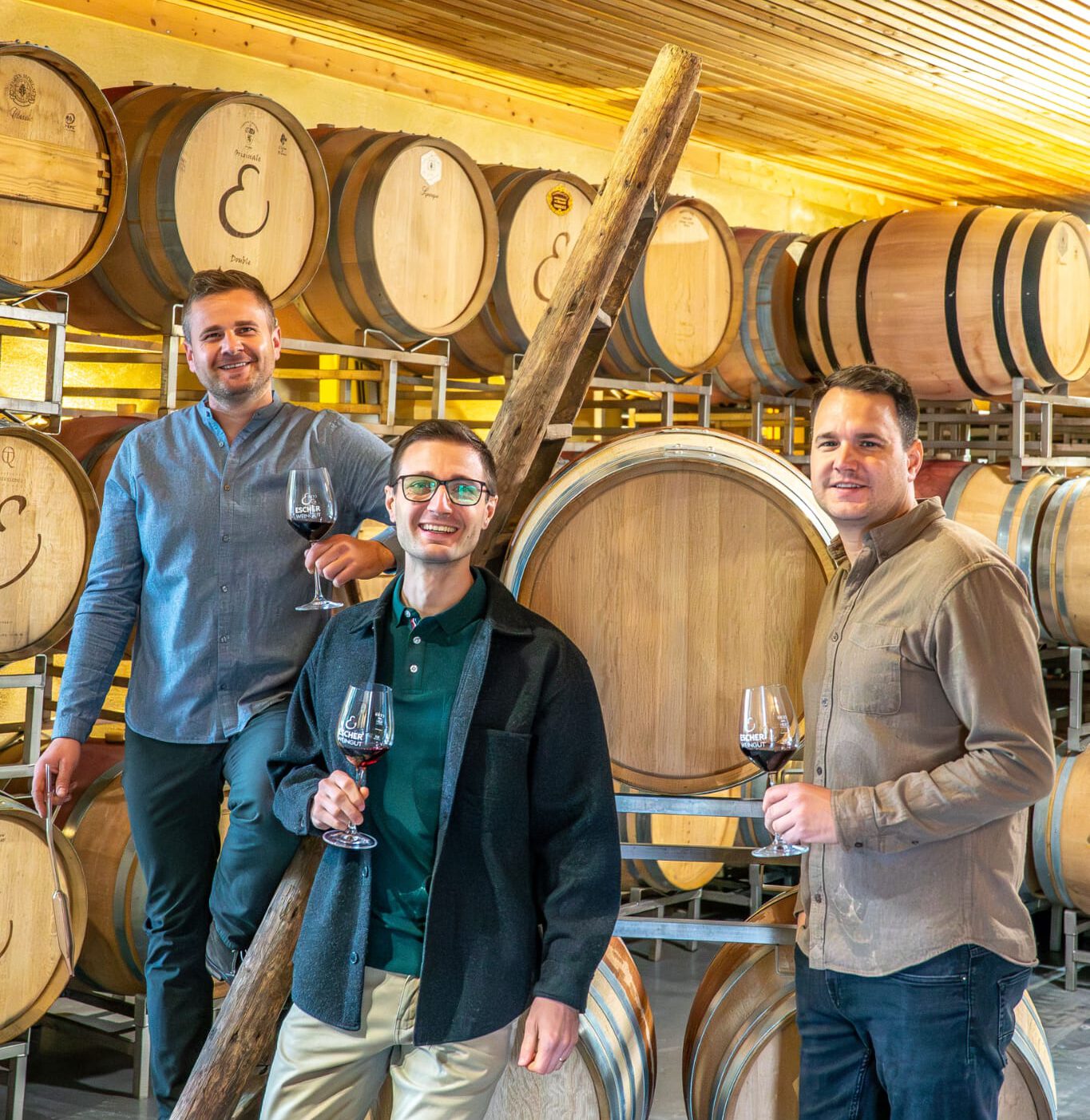 die 3 Söhne des Weingut Escher (Christian, Simon und Markus) im Barriquefass-Keller des Weingut in Schwaikheim