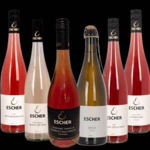 Probierpaket aus 6 Flaschen unserer Rosé-Weine. Erleben Sie die Vielschichtigkeit unserer verschiedenen Rebsorten und Qualitätsstufen mit unseren Rosé-Weinen. 1x 0,75L Flasche BLANC DE NOIR halbtrocken ESCHERS HEIMAT 1x 0,75L Flasche ERSTE BEGEGNUNG ROT halbtrocken ESCHERS HEIMAT 1x 0,75L Flasche ERSTE BEGEGNUNG ROSÉ halbtrocken ESCHERS HEIMAT 1x 0,75L Flasche BLANC DE NOIR halbtrocken ESCHERS HEIMAT 1x 0,75L Flasche CABERNET FRANC & CABERNET SAUVIGNON ROSÉ trocken ESCHERS GOLDLAGE 1x 0,75L Flasche SECCO ROSÉ trocken ESCHERS HEIMAT 1x 0,75L Flasche MUSKAT-TROLLINGER ROSÉ halbtrocken ESCHERS HEIMAT 1x 0,75L Flasche HEIMATLIEBE trocken ESCHERS HEIMAT