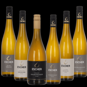 Probierpaket aus 6 Flaschen unserer Weiß-Weine. Erleben Sie die Vielschichtigkeit unserer verschiedenen Rebsorten und Qualitätsstufen mit unseren Weiß-Weinen. 1x 0,75L Flasche RIESLING ALTE REBEN trocken ESCHERS BERGKEUPER 1x 0,75L Flasche HEIMATLIEBE trocken ESCHERS HEIMAT 1x 0,75L Flasche GRAUBURGUNDER STEINGRÜBLE trocken ESCHERS GOLDLAGE 1x 0,75L Flasche CHARDONNAY trocken ESCHERS HEIMAT 1x 0,75L Flasche RIESLING JUNGE REBEN halbtrocken ESCHERS HEIMAT 1x 0,75L Flasche WEISSBURGUNDER trocken ESCHERS HEIMAT